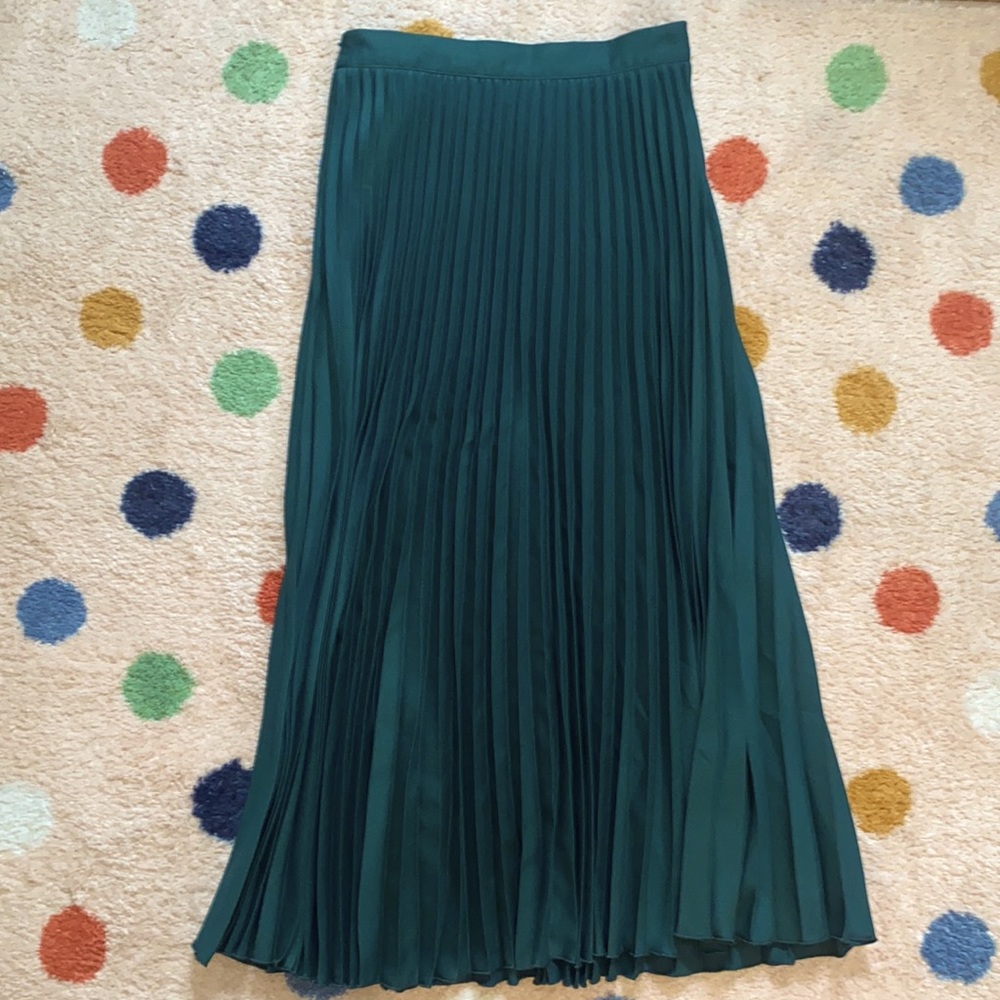 Green pleaded skirt